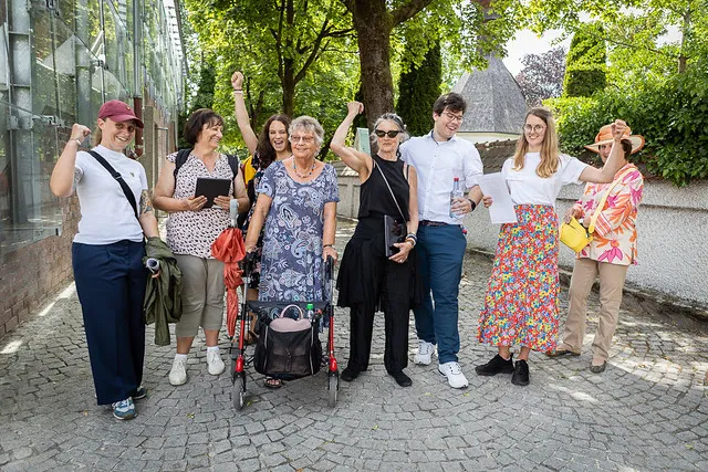 Gruppe als ältere und jungen Menschen bei einem Spaziergang, voller Freude