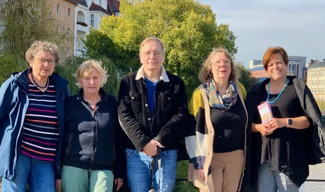 3 ältere Frauen und 2 ältere Männer bilden das Infotelefon-Team. Sie stehen nebeneinander für ein Gruppenbild.