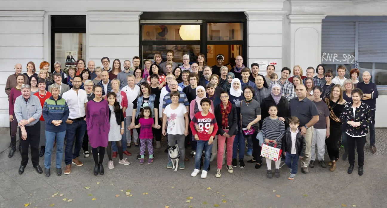 Gruppenbild vieler Menschen. Sie sind das Team von KulturLeben.