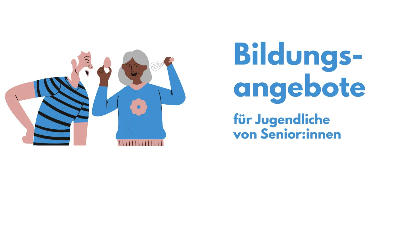 Eine ältere Frau hält ein Ei und einen Schneebesen in der Hand. Ein älterer Mann spricht sie lächelnd an. Text: Bildungsangebote für Jugendliche von Senior*innen
